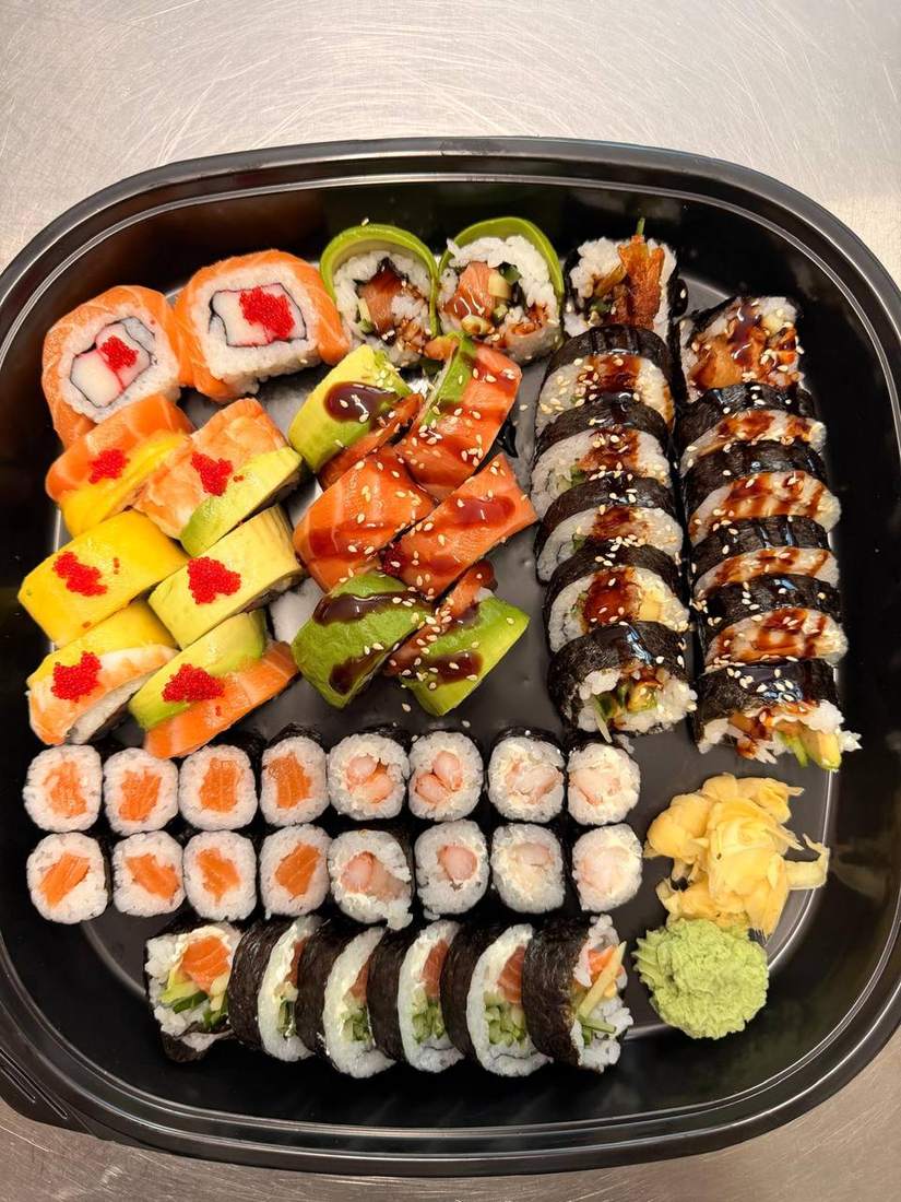 Bunte Sushi-Auswahl mit California- und Unagi-Rollen
