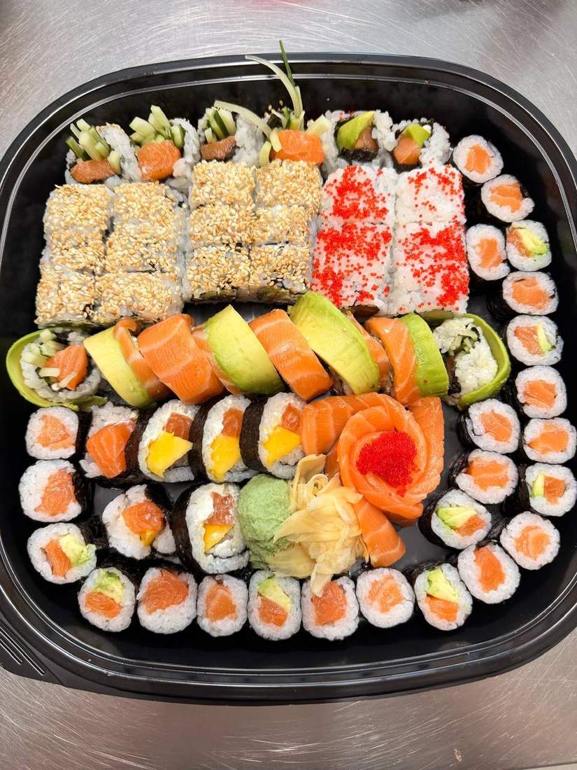 Sushi-Platte mit Sesam- und Kaviar-Rollen