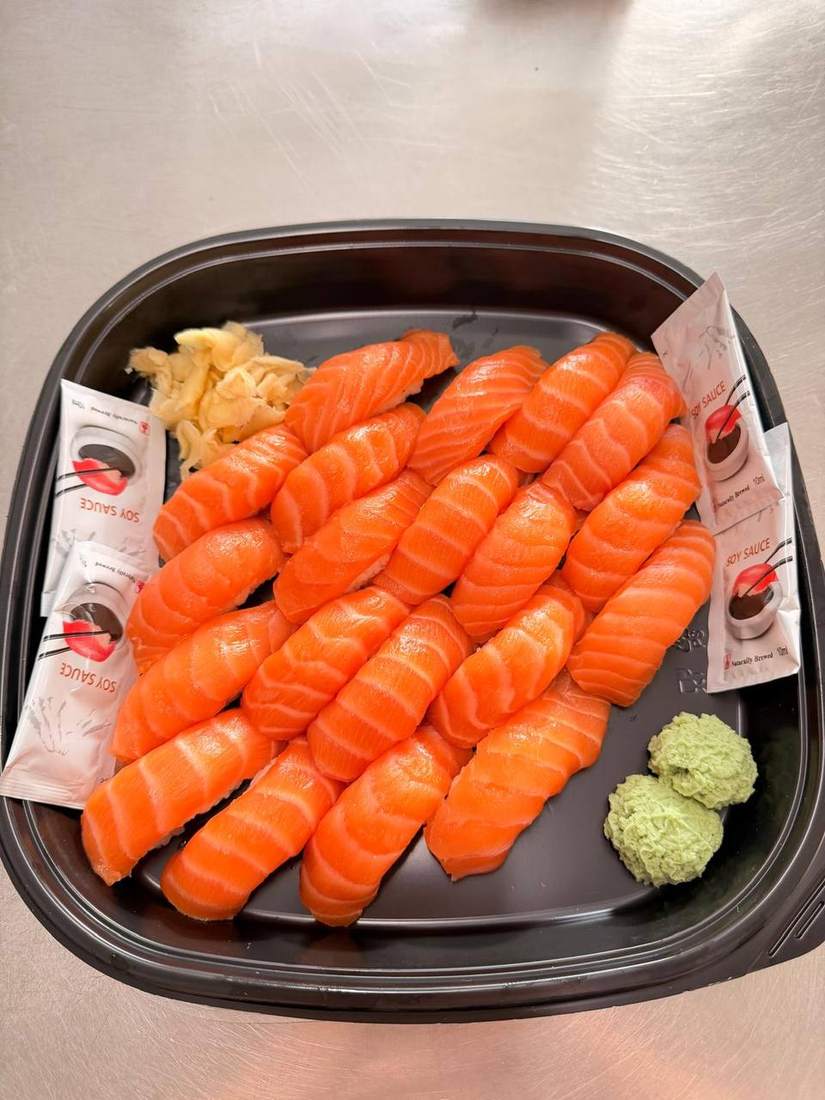Frisches Lachs-Nigiri
