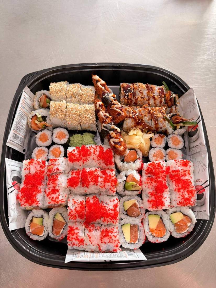 Sushi-Box mit Tempura Ebi und Kaviar-Rollen