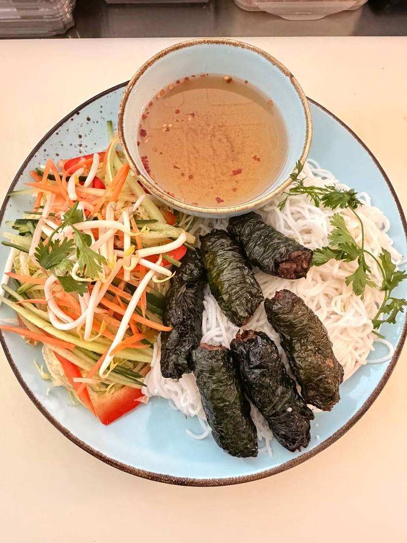 Bún mit gegrillten Lá-Lốt-Röllchen