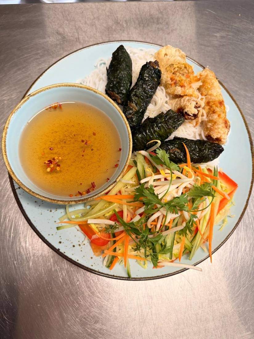 Frühlingsrollen und Lá-Lốt-Röllchen mit Salat