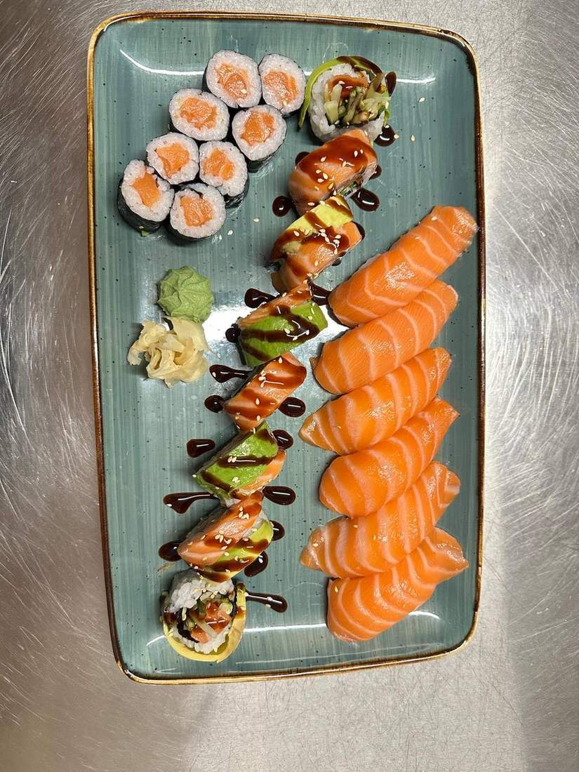 Sushi-Teller mit Maki, California-Rolle und Nigiri